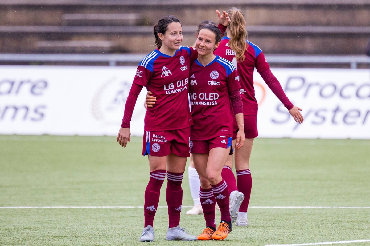02.04.2023, Carouge, Stade de la Fontenette, Axa Women s Super League: Servette FC ChÃªnois FÃ minin - FC Luzern, 21 Maeva Clemaron Servette and 22 Thais Hurni Servette after the game Carouge Stade de ...