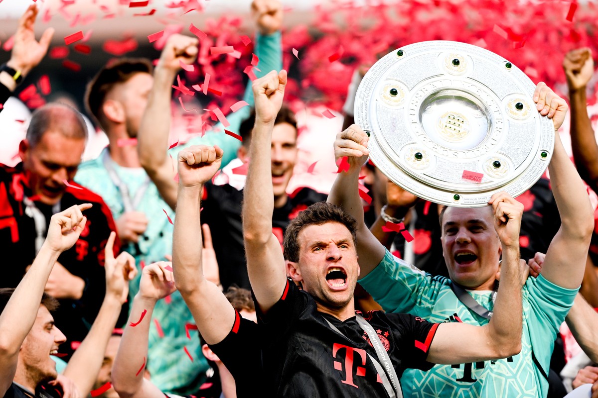epa10659554 Bayern Munich's players celebrate after winning the German Bundesliga soccer match between 1.FC Cologne and FC Bayern Munich, in Cologne, Germany, 27 May 2023. Both Bayern Munich and  ...