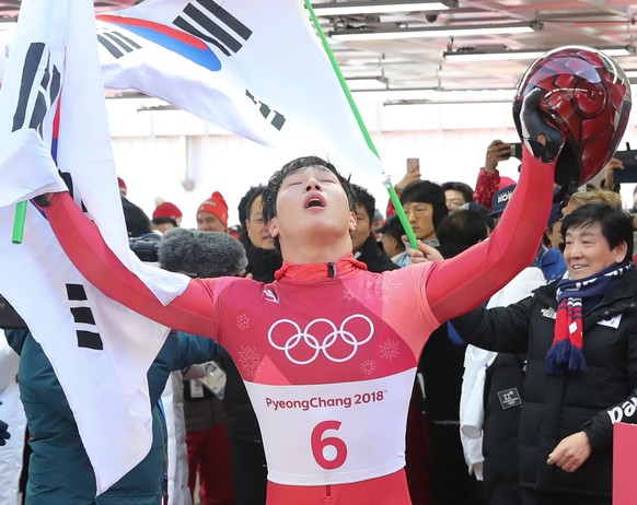 epa06530833 Yun Sungbin of South Korea wins the gold medal in the Men&#039;s Skeleton competition at the Olympic Sliding Centre during the PyeongChang 2018 Olympic Games, South Korea, 15 February 2018 ...