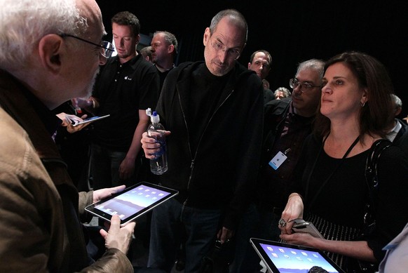 Der Tech-Journalist Walt Mossberg befragt Steve Jobs, Katie Cotton hört aufmerksam mit.