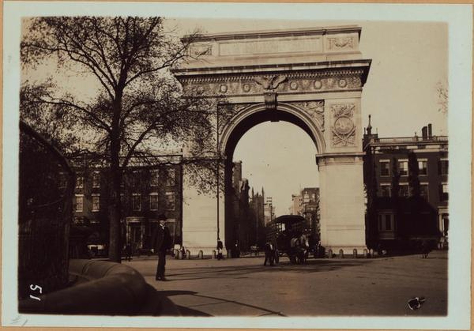 Washington Square Arch um 1900.
