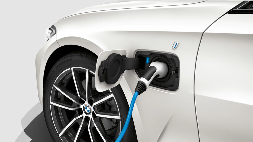 Plug-in-Hybride wie der BMW 330e laden ihren Strom per Kabel.