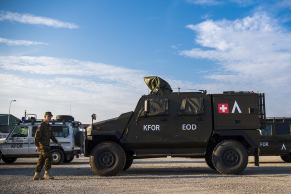 Le Capitaine Stephan Jedelhauser militaire suisse du contingent de la Swisscoy inspecte des vehicules militaires dans la partie suisse du Camp Marechal de Lattre de Tassigny-Camp Novo Selo lors d' ...