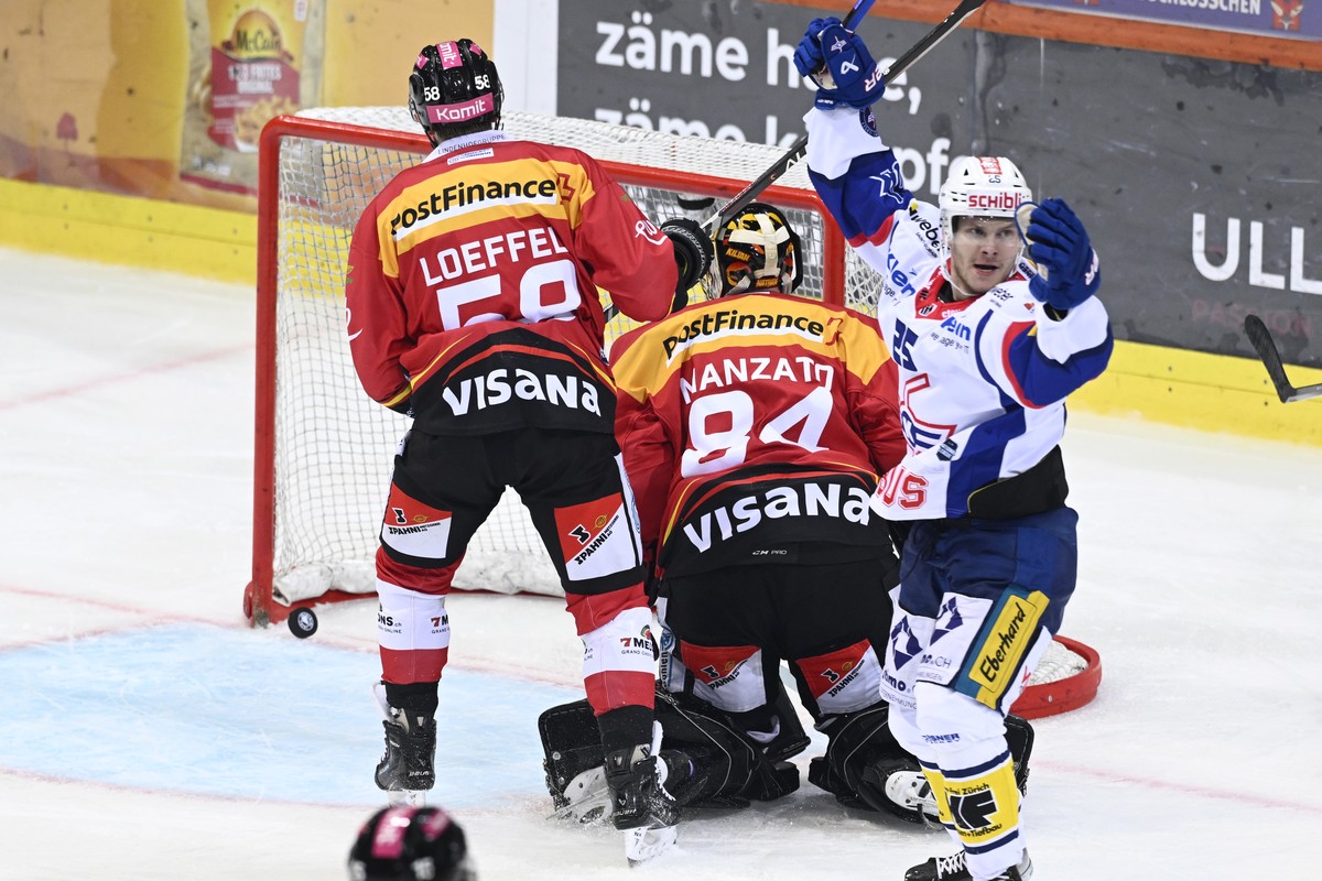 Berns Romain Loeffel, links, und Goalie Daniel Manzato, geschlagen von Klotens Arttu Ruotsalainen rechts, waehrend dem Eishockey-Meisterschaftsspiel der National League zwischen dem SC Bern und dem EH ...