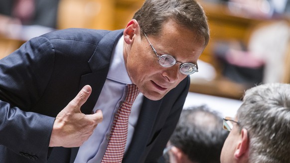 Roger Koeppel, SVP-ZH, links, diskutiert mit Franz Grueter, SVP-LU, an der Sondersession des Nationalrats, am Dienstag, 7. Mai 2019 im Nationalrat in Bern. (KEYSTONE/Alessandro della Valle)