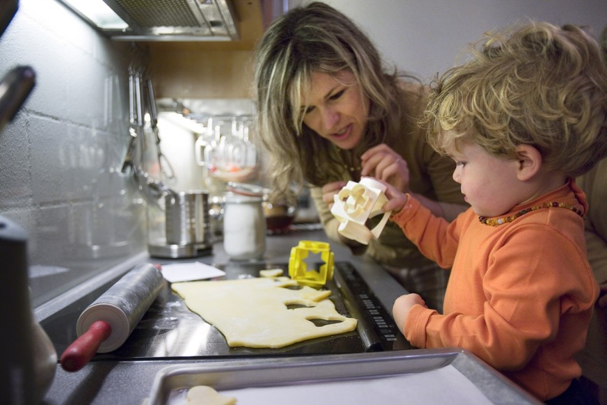 [THEMA: 40. Jahrestag Ratifikation der EMRK in der Schweiz - Artikel 8 - Recht auf Achtung des Privat- und Familienlebens] - Single mother Fjola makes cookies with her 2-year-old son Loris, pictured i ...