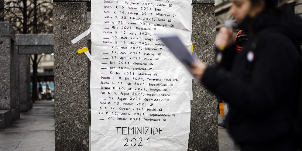 Eine Kundgebungsteilnehmerin verliest Namen neben einer Liste von Opfern von mutmasslichen Femiziden im Jahr 2021. Darunter ist auch Fulya Demir. (Archivbild)