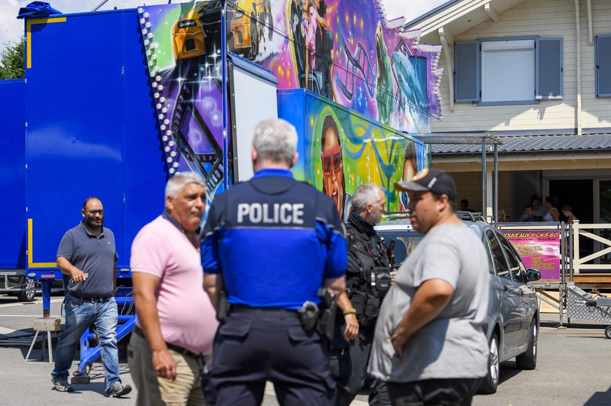 Un policier discutent avec des forains concernant l&#039;evacuation d&#039;un des leurs qui s&#039;est retranche avec sa famille dans son chalet qu&#039;il a construit illegalement, suite a une decisi ...