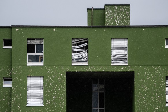 Durch ein grosses Unwetter mit heftigen Hagelsturm wurden gestern Abend einige Gebaeude in der Region Locarno schwer beschaedigt, aufgenommen am Samstag, 26. August 2023, in Losone. (Keystone/Ti-Press ...
