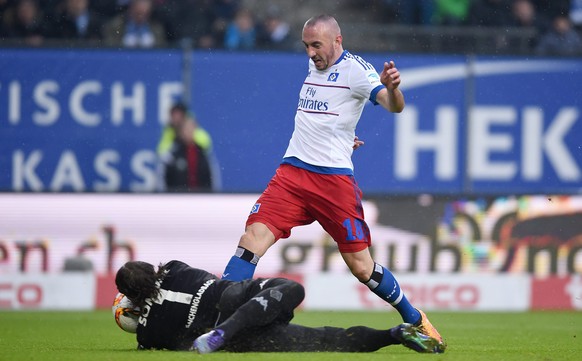 14.02.2016; Hamburg; Fussball 1. Bundesliga - Hamburger SV - Borussia Moenchengladbach; 
v.l. Torhueter Yann Sommer (Gladbach), Josip Drmic (HSV)(Tim Groothuis/Witters/freshfocus)