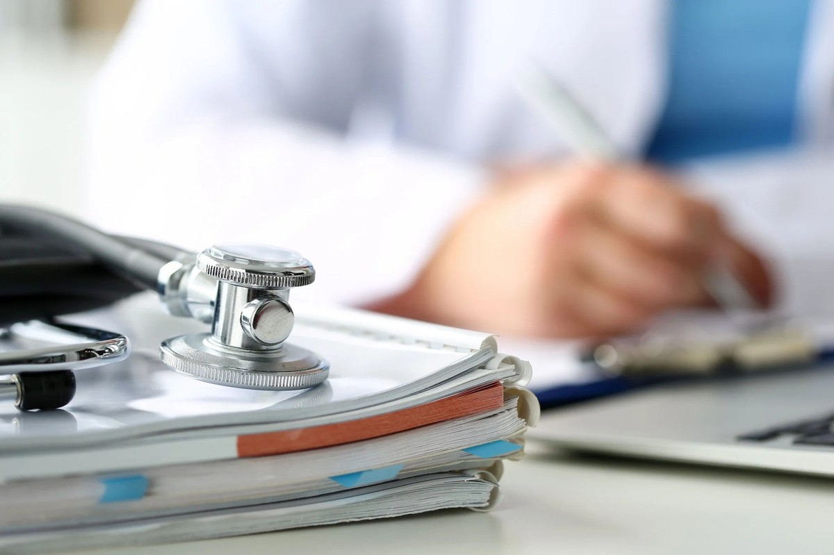 A l'aide d'un autocollant, les médecins souhaitent lancer le débat. (Image symbolique)