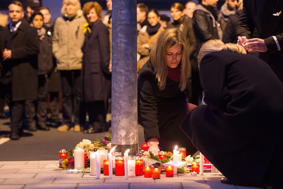 epa04677569 Employees of Germanwings and Lufthansa lay flowers and candles outside the headquarters of Germanwings in Cologne, Germany, 24 March 2015. Germanwings Flight 4U 9525 from Barcelona to Dues ...