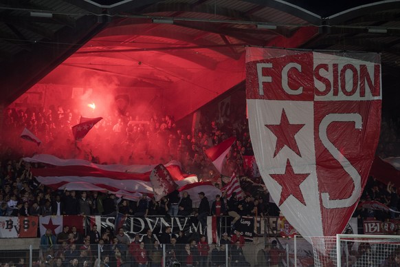 Les supporters valaisans encouragent avec des torches lumineuses, lors de la rencontre de demi-finale de la Coupe Suisse de football entre le FC Sion et le FC Luzern ce mercredi 5 avril 2017 au stade  ...