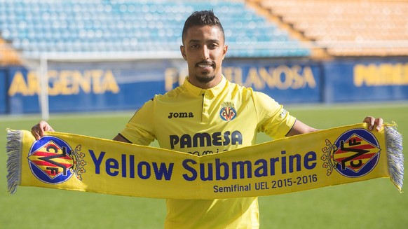 epa06488102 Villarreal&#039;s new Saudi Arabian forward Salem Al-Dawsari poses during his presentation as a new Villarreal CF player at the Ceramica stadium, Villarreal, eastern Spain, 31 January 2018 ...