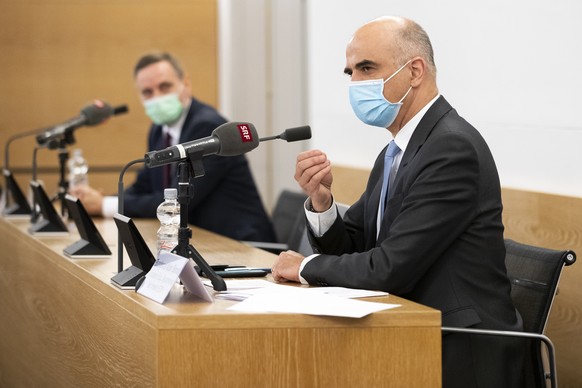 Bundesrat Alain Berset spricht neben Jean-Pierre Gallati, Regierungsrat AG und Vorsteher Departement Gesundheit und Soziales, waehrend einer Medienkonferenz, am Donnerstag, 25. Februar 2021, in Aarau. ...