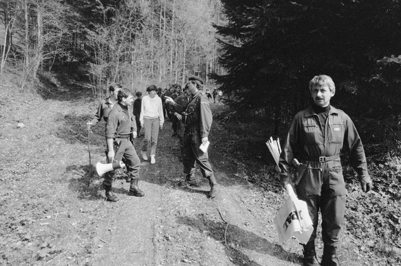 Polizei und Zivilpersonen suchen am 6. Mai 1986 im Wald bei Wetzikon TG nach der vermissten achtjaehrigen Edith Trittenbass. (KEYSTONE/Str)