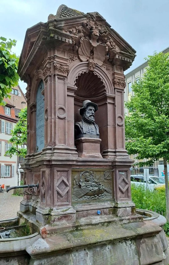 Der Zürcher Brunnen erinnert an den Anlegeplatz der Hirsebreifahrt von 1576. Der Rheinarm wurde im 19. Jahrhundert zugeschüttet. Auf der Vorderseite sind die Büste des Dichters Johann Fischart sowie e ...