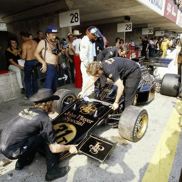 IMAGO / Motorsport Images

1972 Austrian GP RED BULL RING, AUSTRIA - AUGUST 13: Lotus mechanics fit the nose cone on Emerson Fittipaldi s Lotus 72D Ford during practice during the Austrian GP at Red B ...