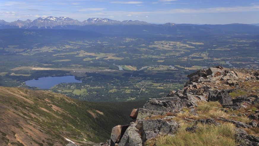 Bulkley Valley view from ridge of Hudson Bay Mountain, Smithers, British Columbia PUBLICATIONxINxGERxSUIxAUTxHUNxONLY acp29020

Bulkley Valley View from Ridge of Hudson Bay Mountain Smithers British C ...