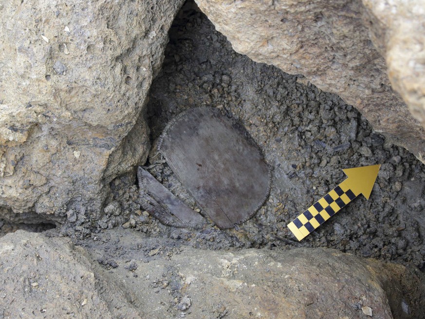 Das bronzezeitliche Holzgefäss an seinem Fundort in den Schweizer Alpen nahe des Lötschenpasses.