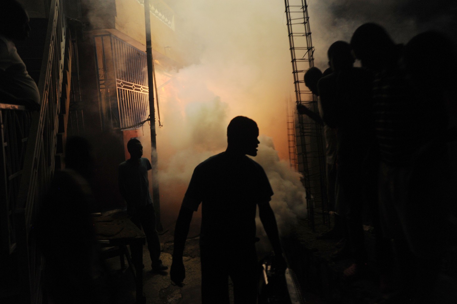 Hier wird in Haiti ein Brutplatz der Tigermücken mit Chemie ausgeräuchert.