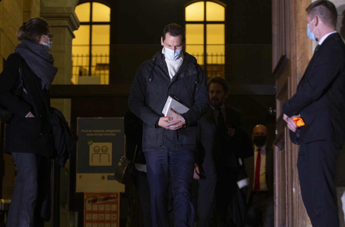 Pierre Maudet, centre, conseiller d'Etat genevois, entoure de ses avocats Fanny Margairaz, gauche, et Gregoire Mangeat, derriere droite, quitte le palais de justice apres avoir ete condamne pour  ...