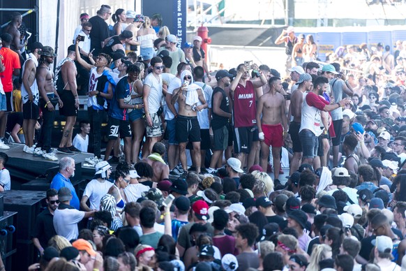 Visitors stand on the north Stage after the performance of Sidney Royel Selby III alias Desiigner from the US during the Openair Frauenfeld music festival on Thursday, July 6th, 2017, in Frauenfeld, S ...