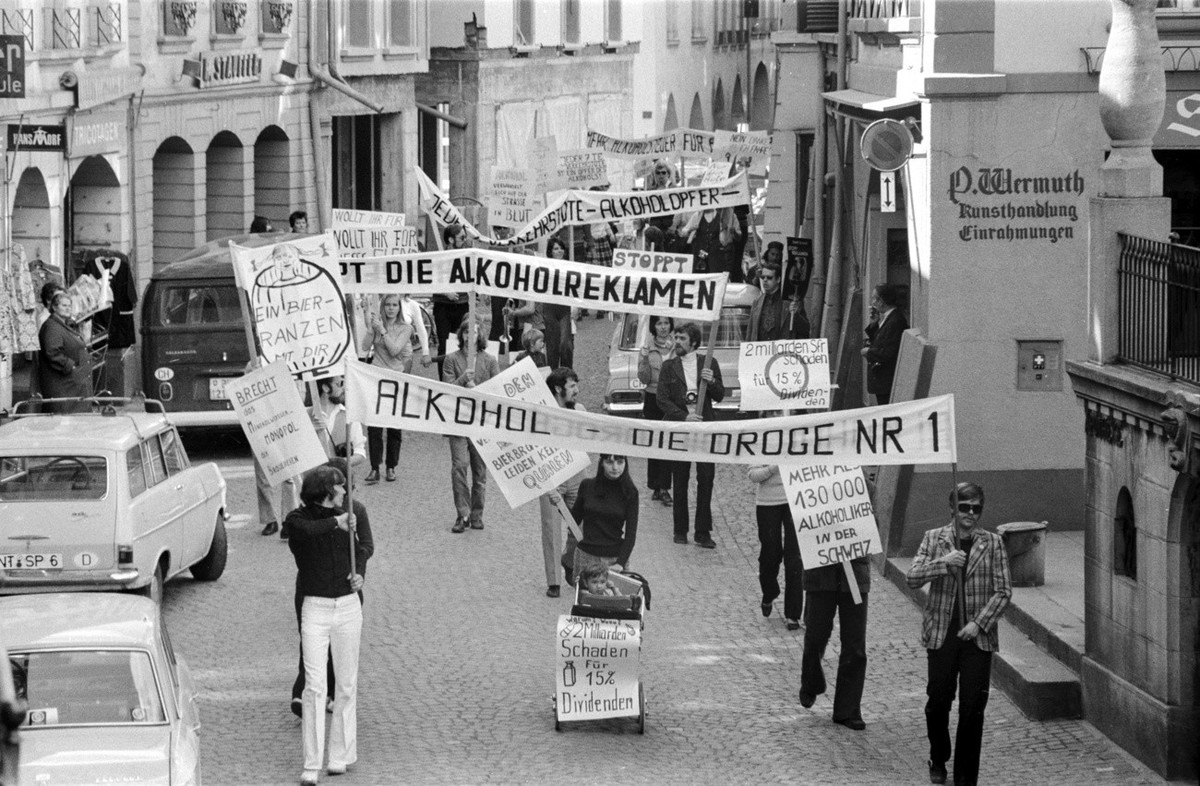 Die Teilnehmer des internationalen Guttempler-Jugendseminars, das in Gwatt am Thunersee stattgefunden hat, ziehen mit Transparenten durch Thun und wollen auf das wachsende Alkoholproblem aufmerksam ma ...