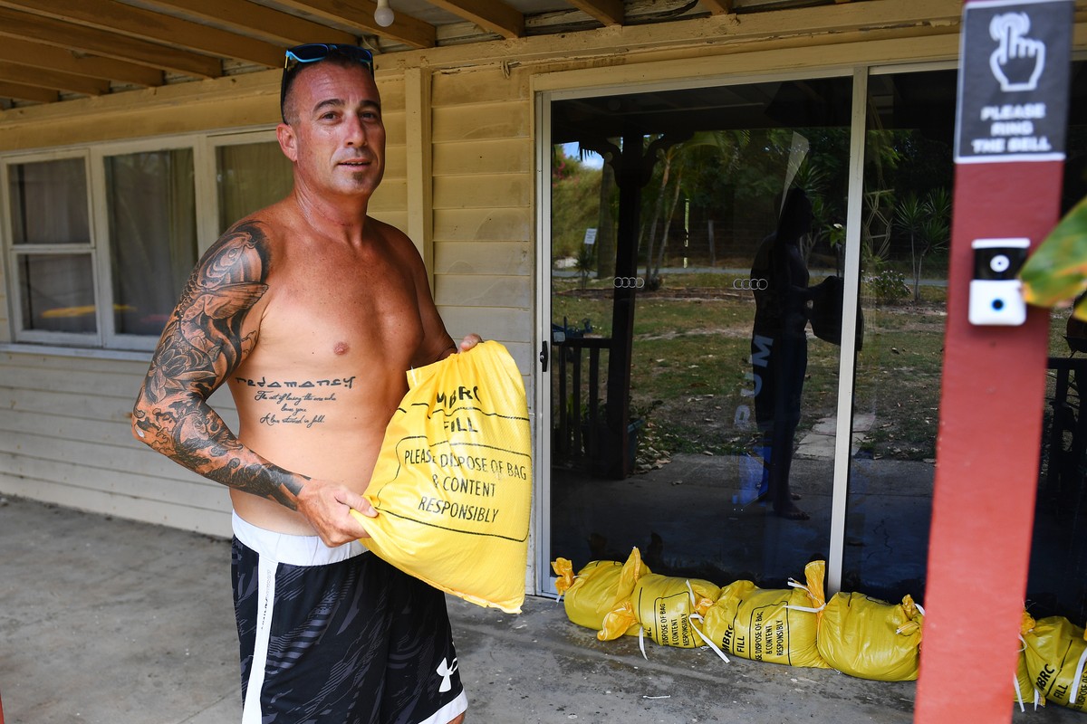 epa11938948 Resident Jon Wadey sandbags his house on Bribie Island, Brisbane, Australia, 04 March 2025. Residents are advised to prepare for the incoming tropical Cyclone Alfred which is due to make l ...
