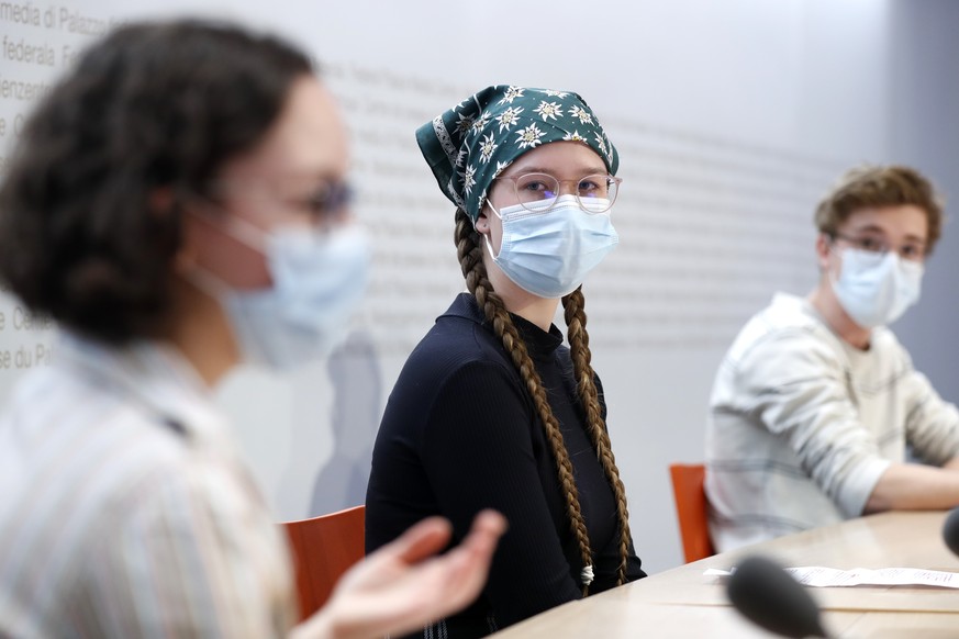 Eleonore-Constance Billet, Mitglied Junge Gruene, vorne, spricht neben Laureline Wasilewski, Mitglied Junge Gruenliberale, und Eric Bieri, Mitglied Junge Mitte, waehrend einer Medienkonferenz der Jung ...