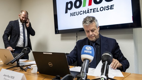 Simon Baechler, gauche, chef de la police judiciaire du canton de Neuchatel et le Procureur neuchatelois Jean-Paul Ros, droite, parlent lors d&#039;une conference de presse du Ministere public et de l ...