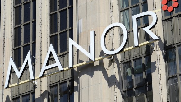 ZUM STELLENABBAU BEI MANOR IN BASEL STELLEN WIR IHNEN FOLGENDES THEMENBILD ZUR VERFUEGUNG - Das Warenhaus Manor, aufgenommen am Donnerstag, 24. April 2014, an der Bahnhofstrasse in Zuerich. (KEYSTONE/ ...