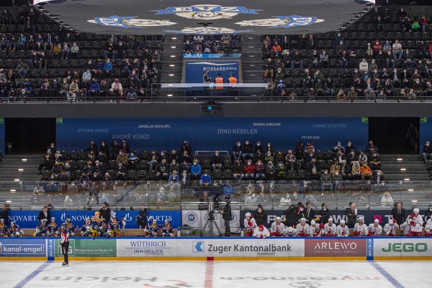 Eine Spielszene mit Zuschauer beim Eishockey Meisterschaftsspiel in der Qualifikation der National League zwischen dem EV Zug und dem HC Lausanne vom Freitag, 16. Oktober 2020 in Zug. (KEYSTONE/Urs Fl ...