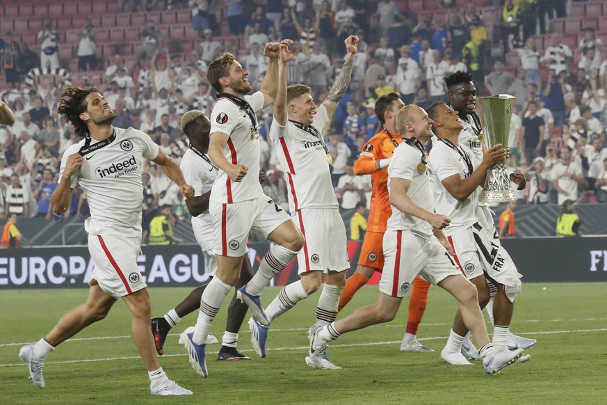 epa09956621 Eintracht players celebrate with the trophy after the penalty shootout of the UEFA Europa League final between Eintracht Frankfurt and Glasgow Rangers in Seville, Spain, 18 May 2022. Eintr ...