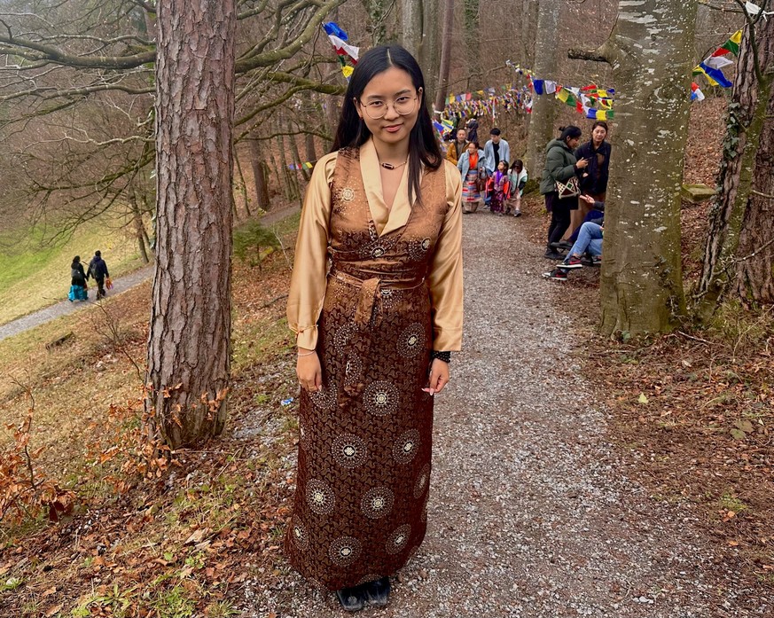 Kalsang Choyulpa trägt eine traditionelle tibetische Chupa.