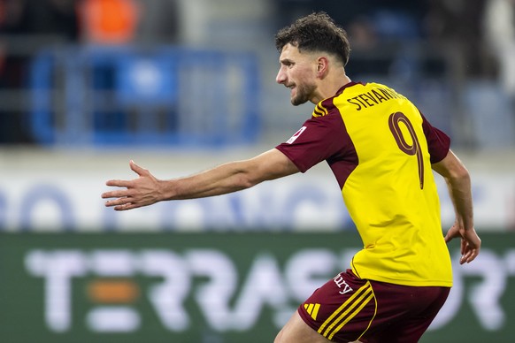 Miroslav Stevanovic (SFC), reclame le ballon apres avoir egalise, lors de la rencontre de football de Swiss Super League entre le FC Lausanne-Sport, LS, et le Servette FC, SFC, ce dimanche 15 fevrier  ...