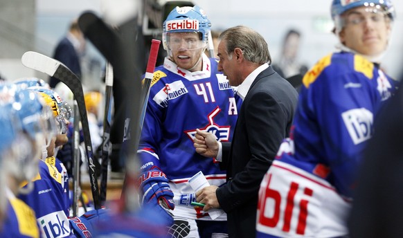 Kloten-Trainer Felix Hollenstein schwört seine Truppe ein. Mit Erfolg.