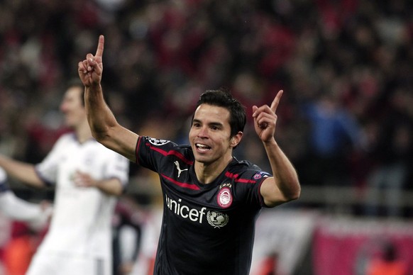 epa03985545 Olympiacos&#039; Javier Saviola celebrates after scoring against Anderlecht during the UEFA Champions League Group C soccer match between Olympiacos Piraeus and RSC Anderlecht at Karaiskak ...