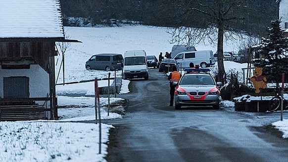 In Malters hat die Polizei ein Haus umstellt. Darin soll sich seit gestern Nachmittag eine Person verschanzt haben. Eine Nachbarin berichtet von einem gefallenen Schuss. (Bild: newspictures)