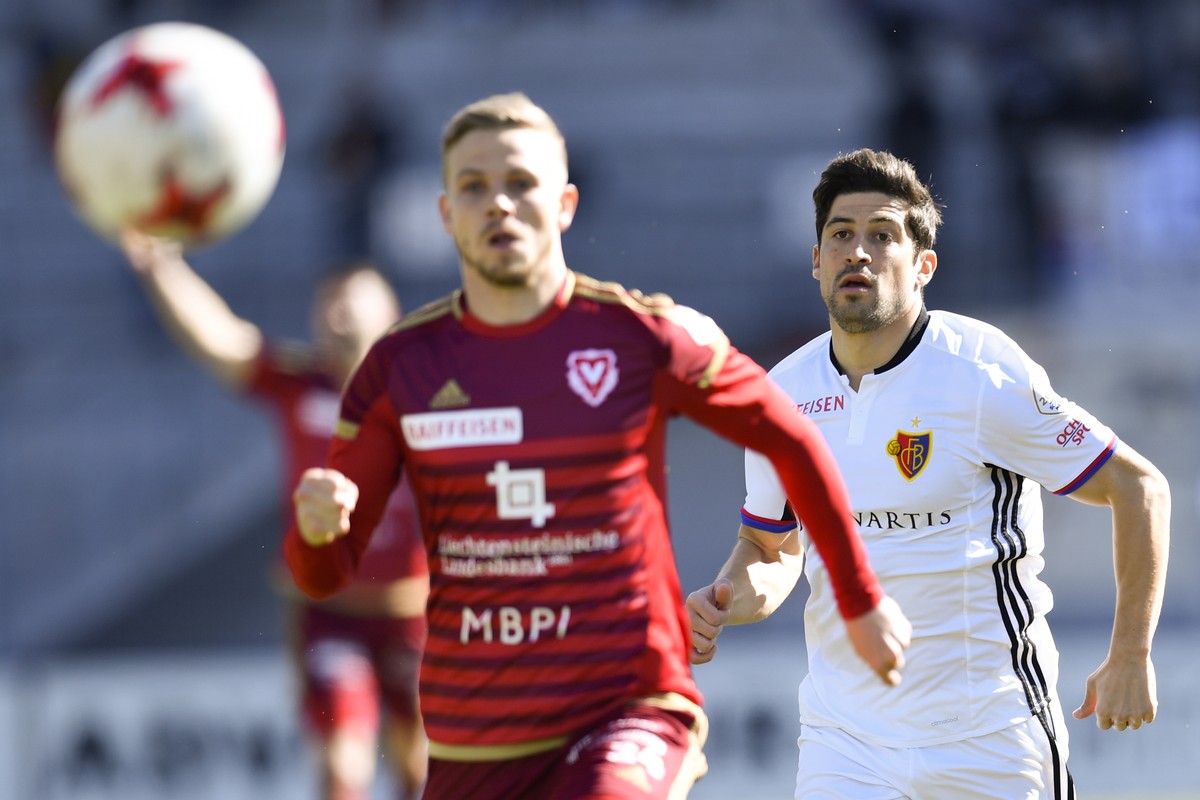 Vaduz' Maurice Brunner, links, gegen Basel's Davide Calla, im Fussball Super League Spiel zwischen dem FC Vaduz und dem FC Basel, am Sonntag, 5. Maerz 2017, im Rheinpark Stadion in Vaduz. (K ...
