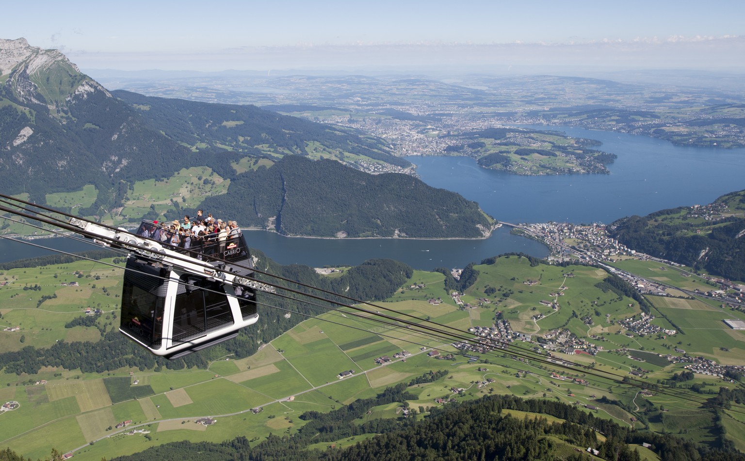 Die Cabrio Bahn des Stanserhorn im Kanton Nidwalden am Samstag 30. Juli 2016. (KEYSTONE/Urs Flueeler).