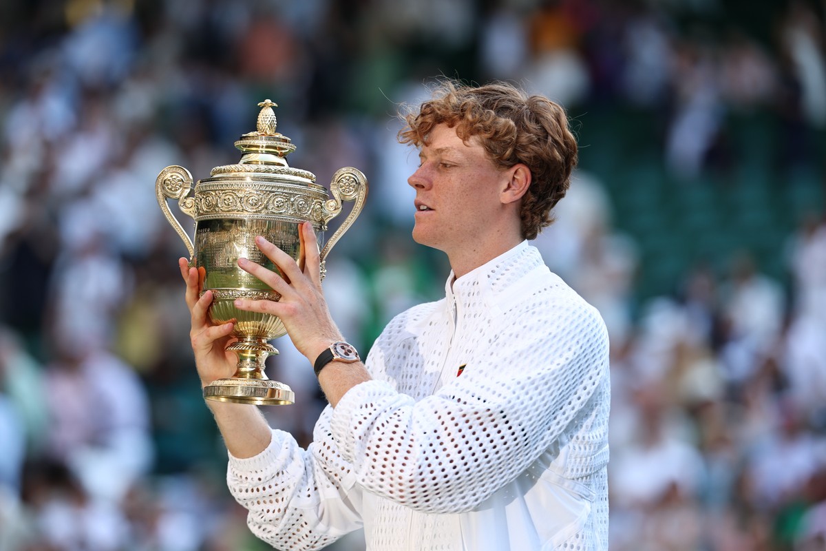 epaselect epa13107558 Jannik Sinner of Italy celebrates with the trophy after winning the Men's Singles final against Alexander Zverev of Germany at the Wimbledon Championships in London, Britain ...