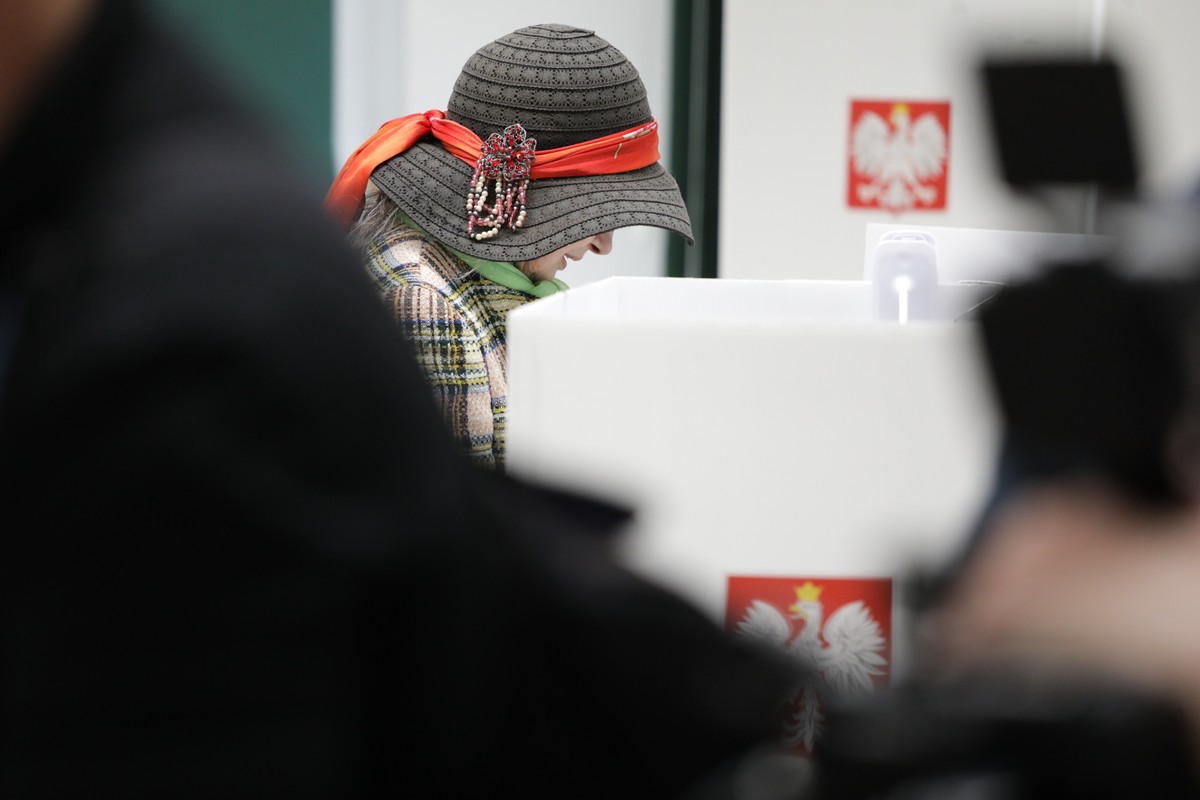 epa12112833 A woman votes at a polling station during Poland's presidential elections in Warsaw, Poland, 18 May 2025. Nearly 29 million Poles are eligible to vote in these elections, where 13 can ...
