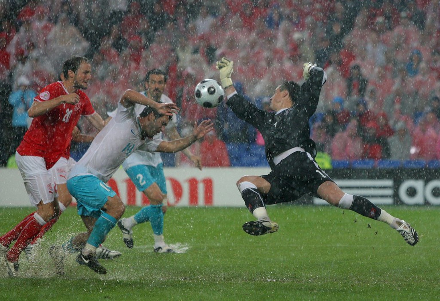 Nach dem 1:2 in der Wasserschlacht gegen die Türkei im zweiten Gruppenspiel ist das Schweizer EM-Aus bereits besiegelt.