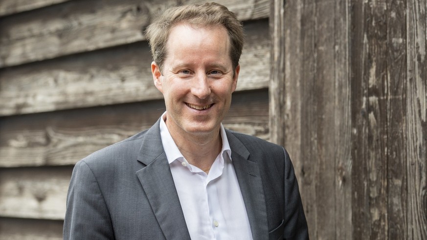 Der bisherige Zuger SVP Nationalrat Thomas Aeschi posiert dem Fotografen, anlaesslich eines Parteitages der SVP Zug vom Samstag, 9. September 2023 im Stierenmarktsareal in Zug. (KEYSTONE/Urs Flueeler)