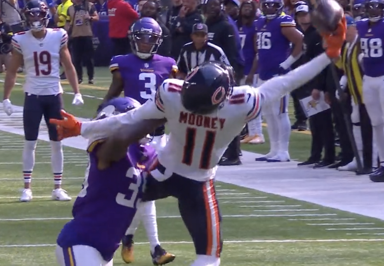 Darnell Mooney fängt gegen die Vikings spektakulär.