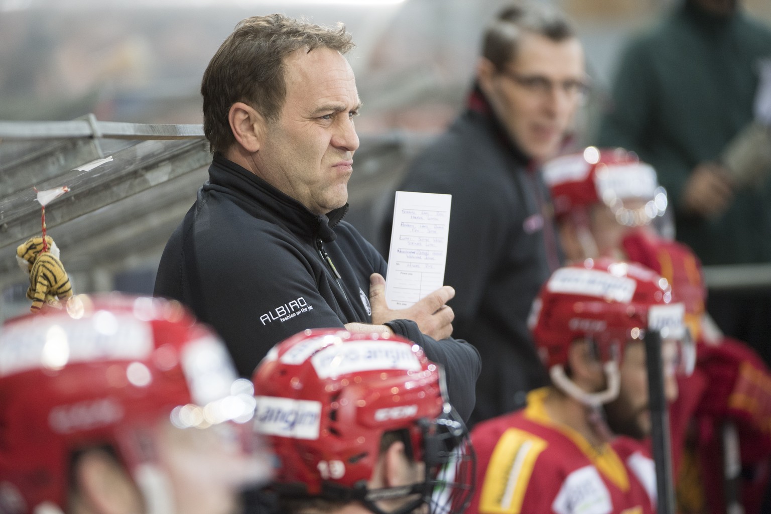 Tigers Head Coach Scott Beattie,waehrend dem Eishockey National League A Spiel zwischen den SCL Tigers und dem EHC Biel, am Freitag, 30. September 2016, in der Ilfishalle in Langnau. (KEYSTONE/Marcel  ...