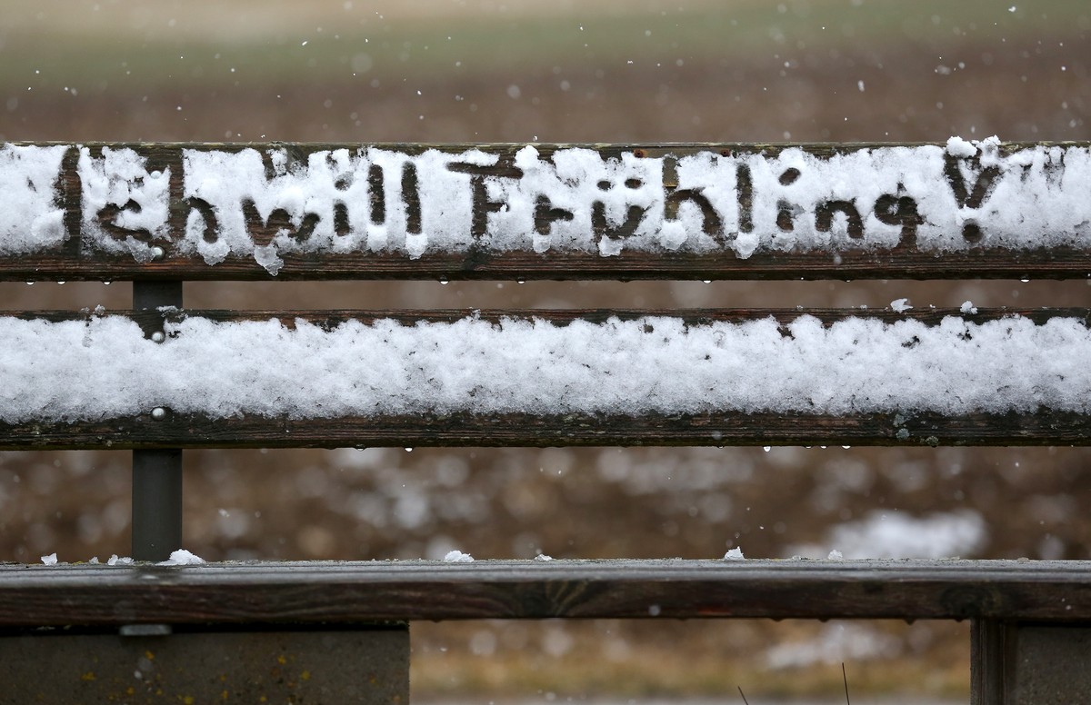 "Ich will Frühling!" hat ein Unbekannter am 07.03.2017 in den Schnee auf einer Rueckenlehne einer Bank bei Tigerfeld (Baden-Wuerttemberg) geschrieben. (zu dpa: "Wetter" vom 07.03.2 ...