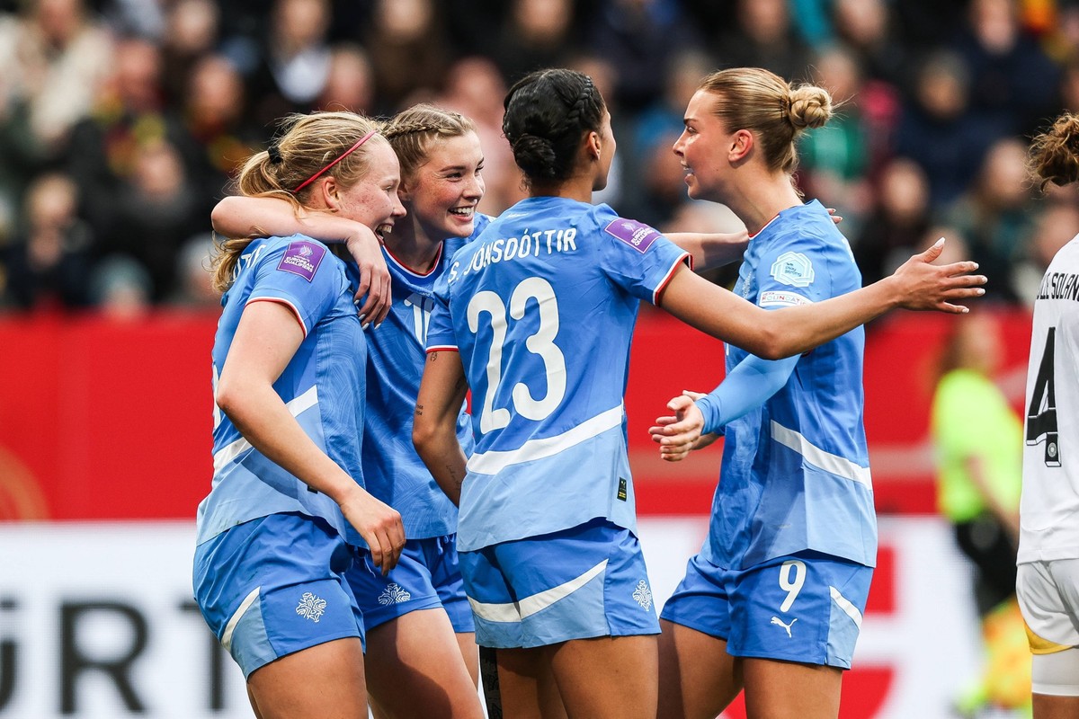 Fussball, Frauen Nationalmannschaft Saison 2023/24 UEFA European Womens Championship Qualifikationsspiel Deutschland - Island 09.04.2024, Tivoli Aachen Torjubel Island nach dem Tor zum 1-1 durch Hlin  ...