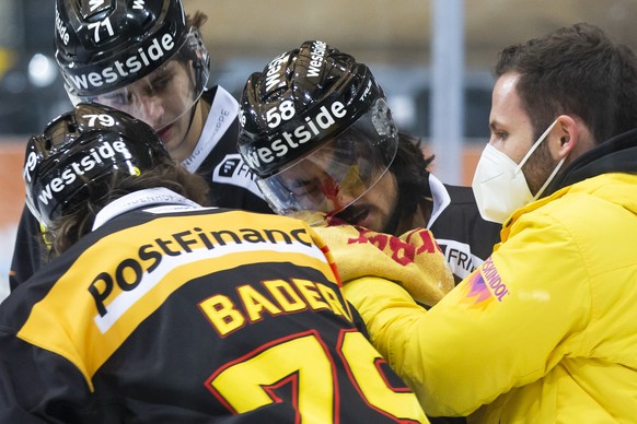 Berns Eric Blum wird nach einem Check von Davos' Fabrice Herzog, nicht im Bild, behandelt, im Eishockey Meisterschaftsspiel der National League zwischen dem SC Bern und HC Davos, am Sonntag, 14. ...